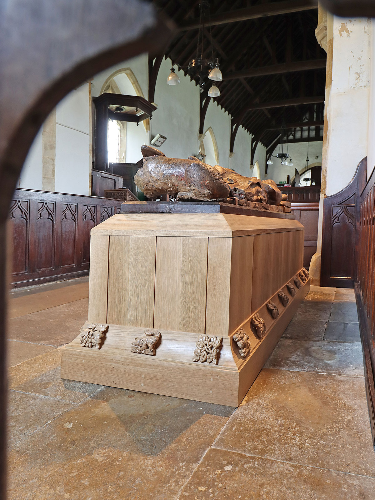 v Timber effigy of a knight thought to be Sir William Combemartin at Alderton church