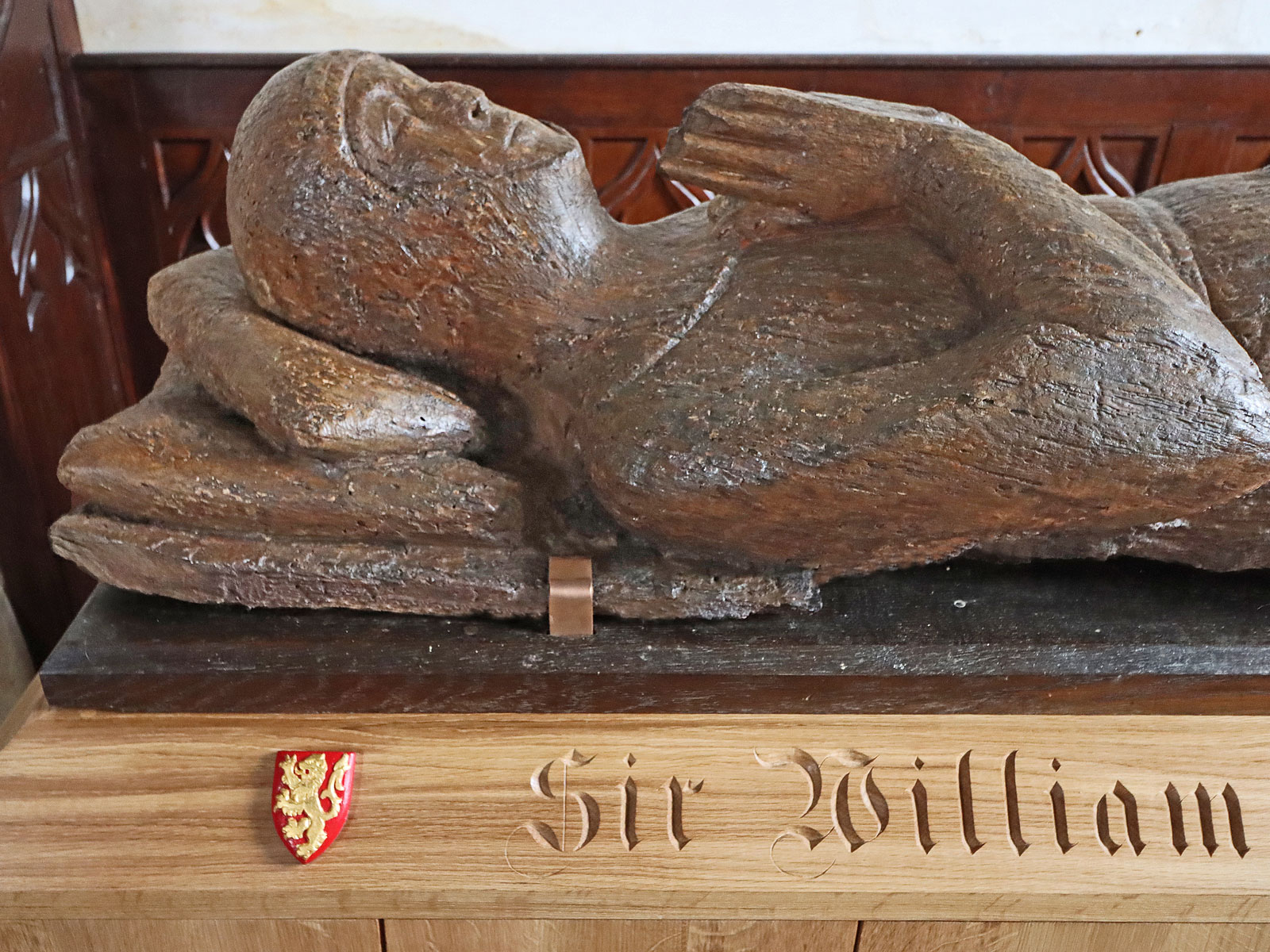 v Timber effigy of a knight thought to be Sir William Combemartin at Alderton church