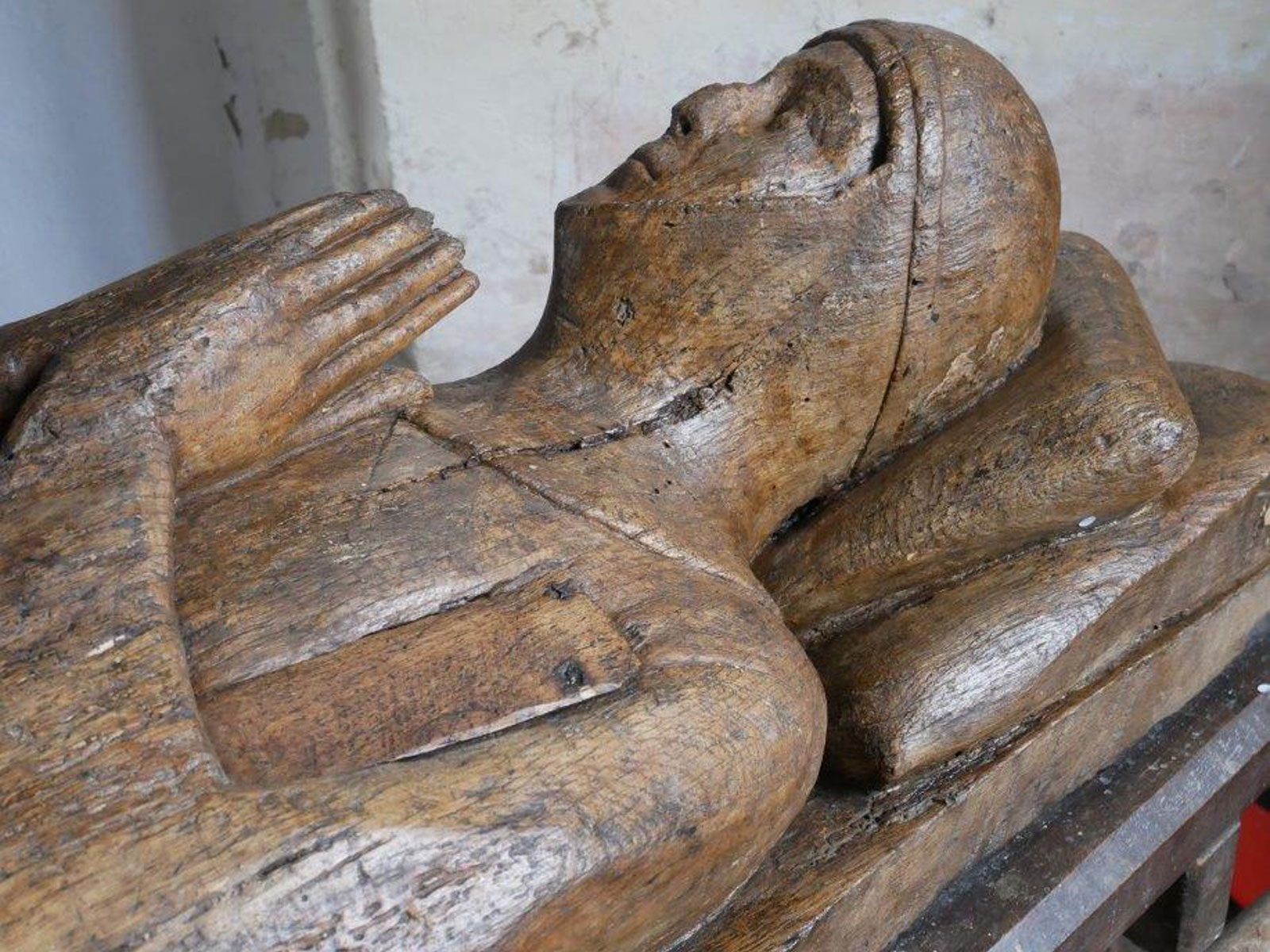 v Timber effigy of a knight thought to be Sir William Combemartin at Alderton church